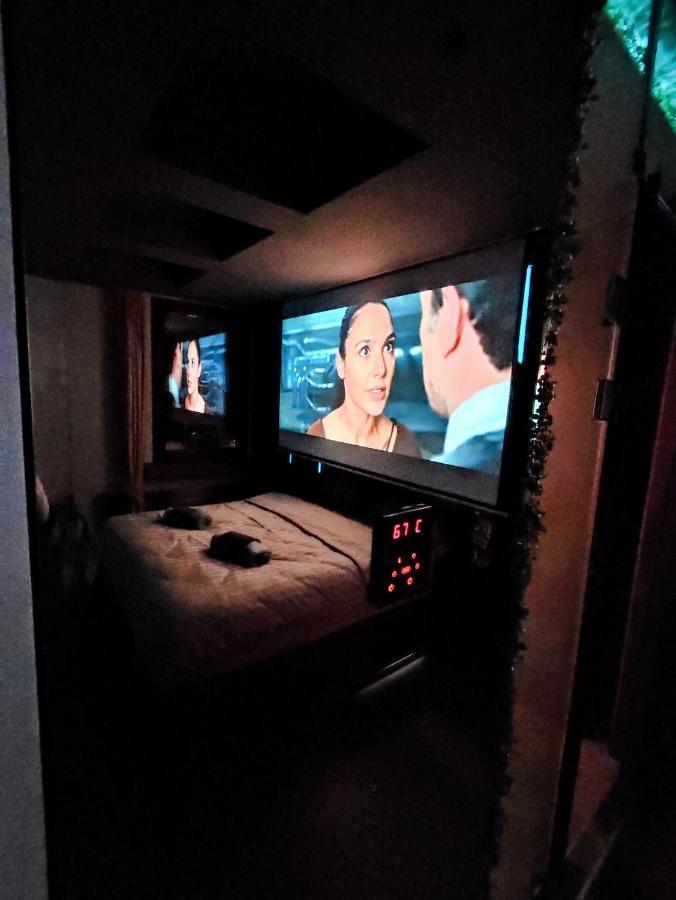 Smart Luxury Penthouse Suites - Private Sauna, Hot-Tub, Home Cinema At The Best Location In Skopje Exterior foto