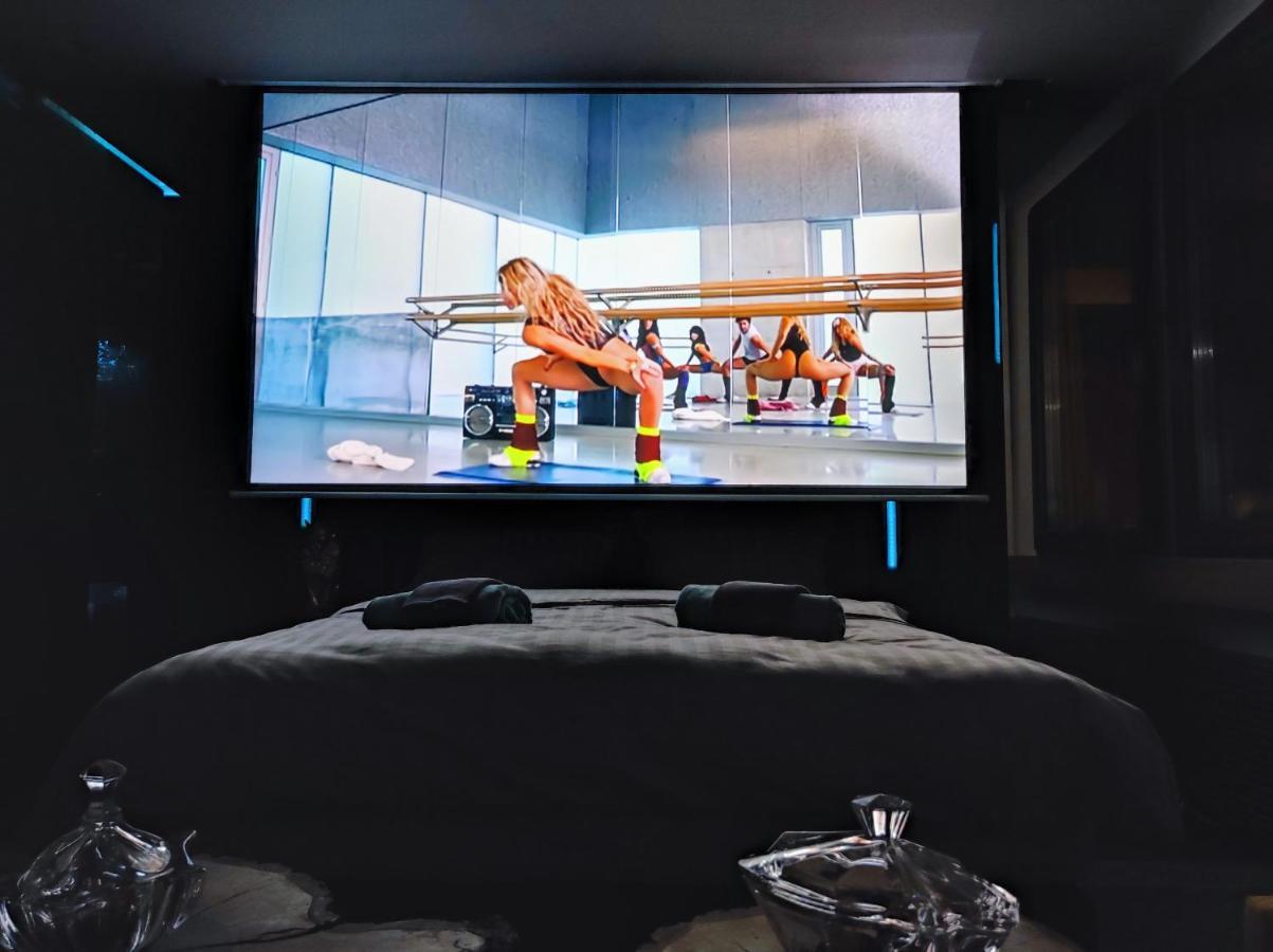 Smart Luxury Penthouse Suites - Private Sauna, Hot-Tub, Home Cinema At The Best Location In Skopje Exterior foto
