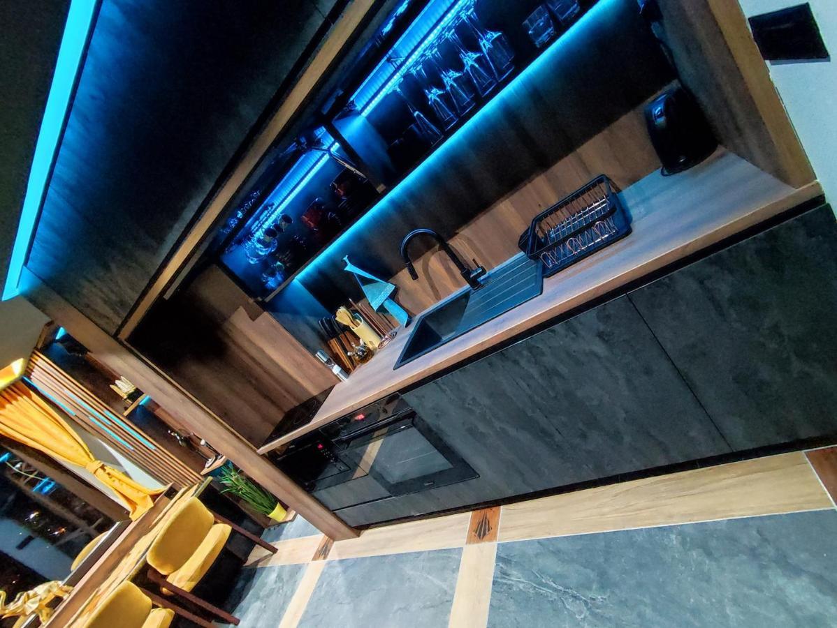 Smart Luxury Penthouse Suites - Private Sauna, Hot-Tub, Home Cinema At The Best Location In Skopje Exterior foto